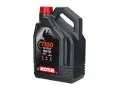 Czarny kanister z olejem Motul 7100 15W-50. Idealne zastosowanie dla motocykli sportowych i turystycznych, zapewniający ochronę silnika.