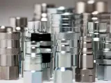 Różnorodne rodzaje złączy hydraulicznych, metalowe, błyszczące, gotowe do połączenia.