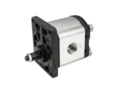 Pompa hydrauliczna z silnikiem elektrycznym, z metalową obudową i czarną podstawą.