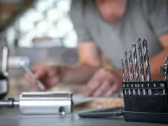 Zestaw wierteł do metalu czeka na użycie. Zrozumienie, jak wiercić w metalu, jest kluczowe dla każdego majsterkowicza.