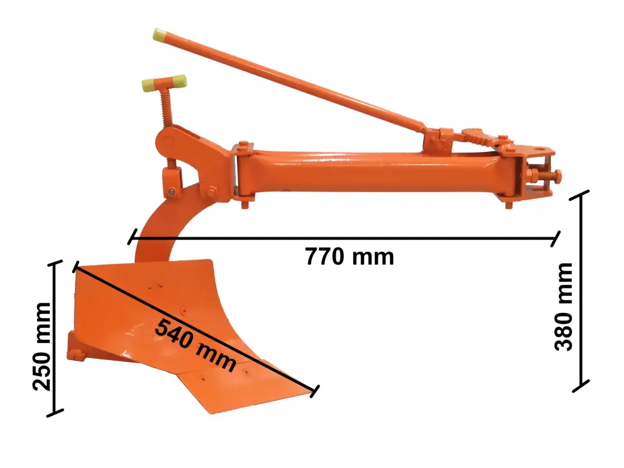 Pomarańczowy pług do orki do traktorka kosiarki, z regulacją i wymiarami 770x380x250 mm.