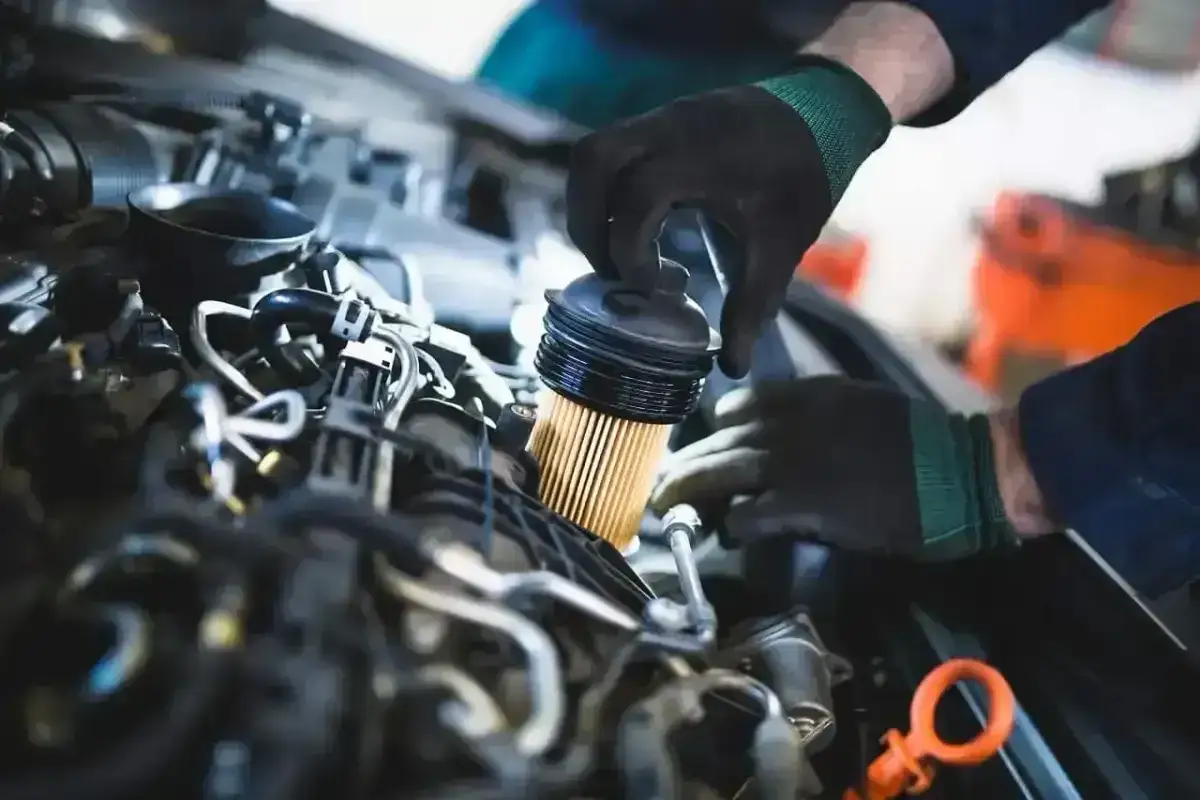 Mechanik wymienia filtr paliwa w silniku. Regularna wymiana co ile wymieniać filtr paliwa zapewnia sprawne działanie auta.